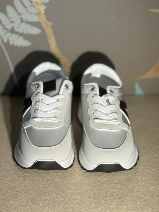 Sneackers bianche e nere
