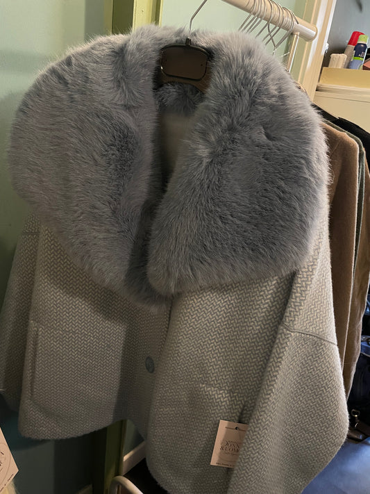 Giacca azzurra con pelo
