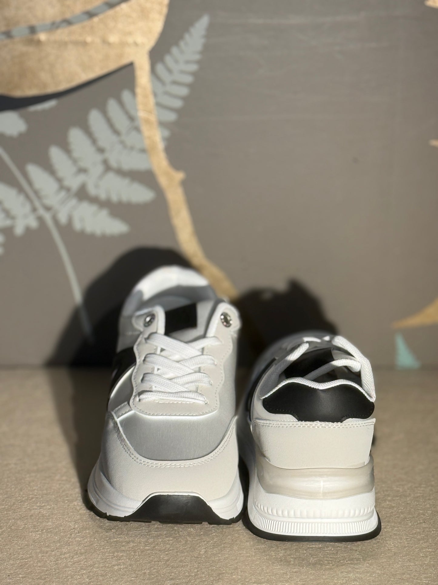 Sneackers bianche e nere