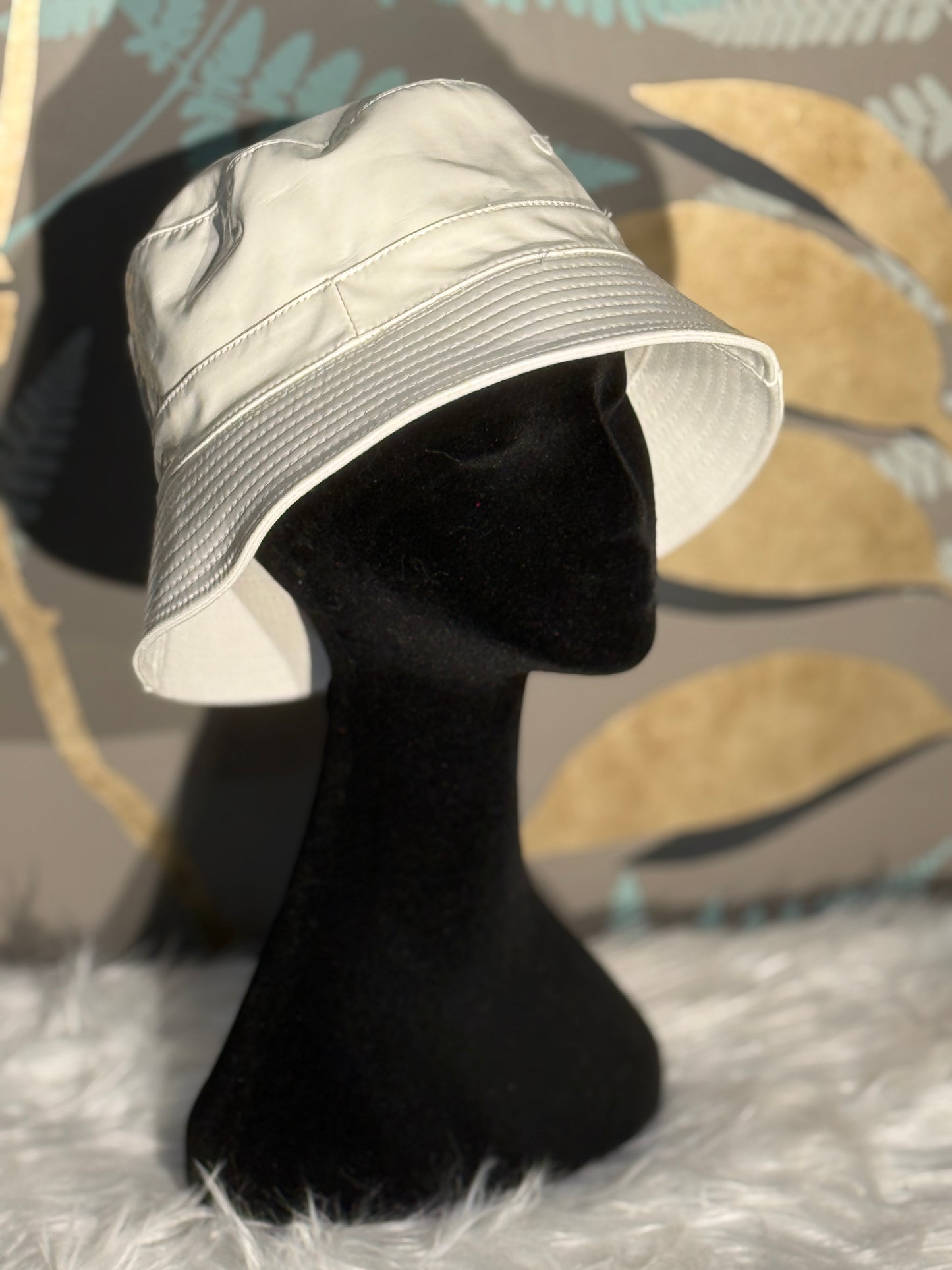 Cappello da pioggia bianco