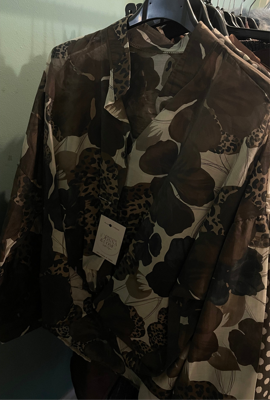 Camicia floreale sui toni del marrone
