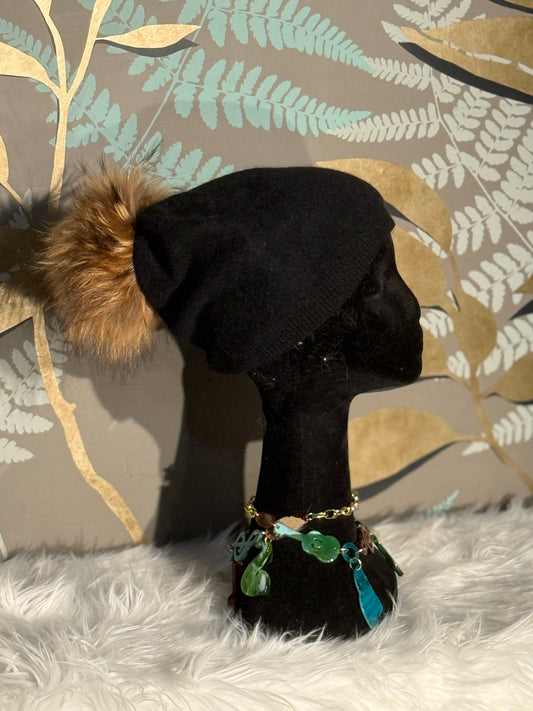 Cuffia nera con pon pon marrone
