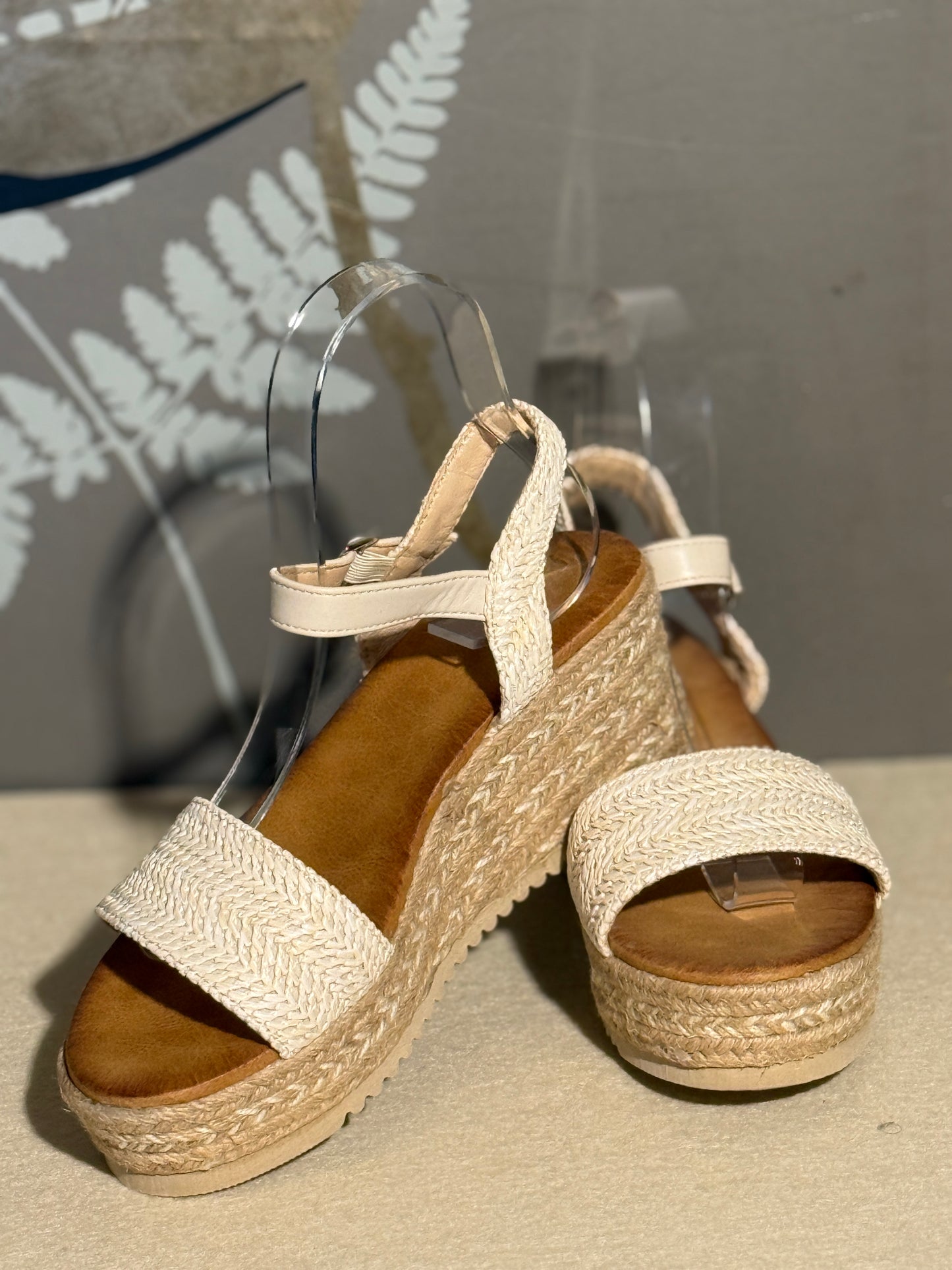 Sandalo zeppa in raffia