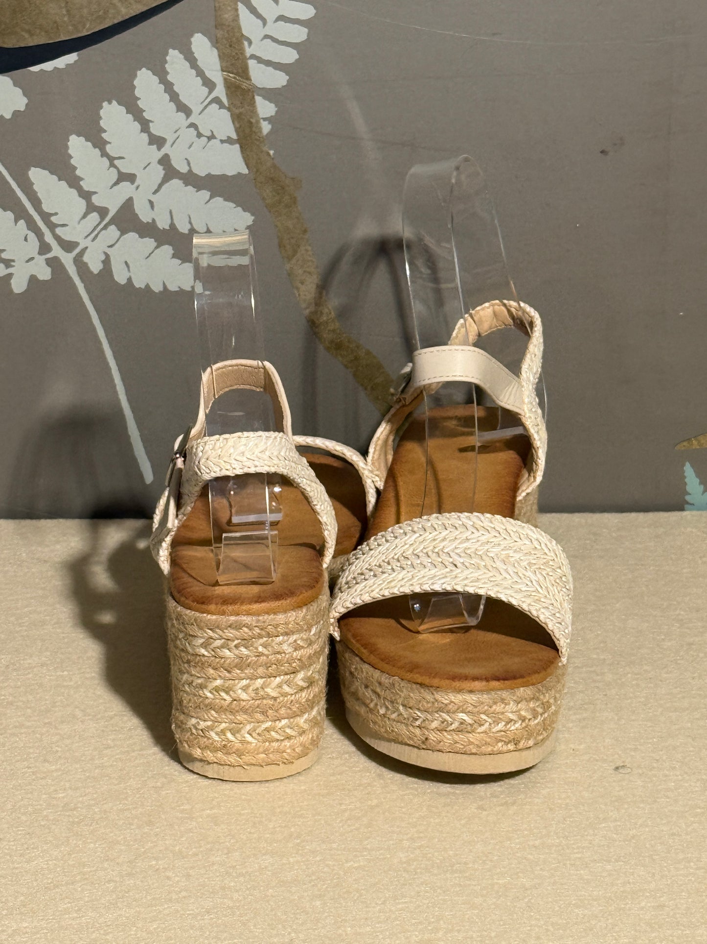 Sandalo zeppa in raffia
